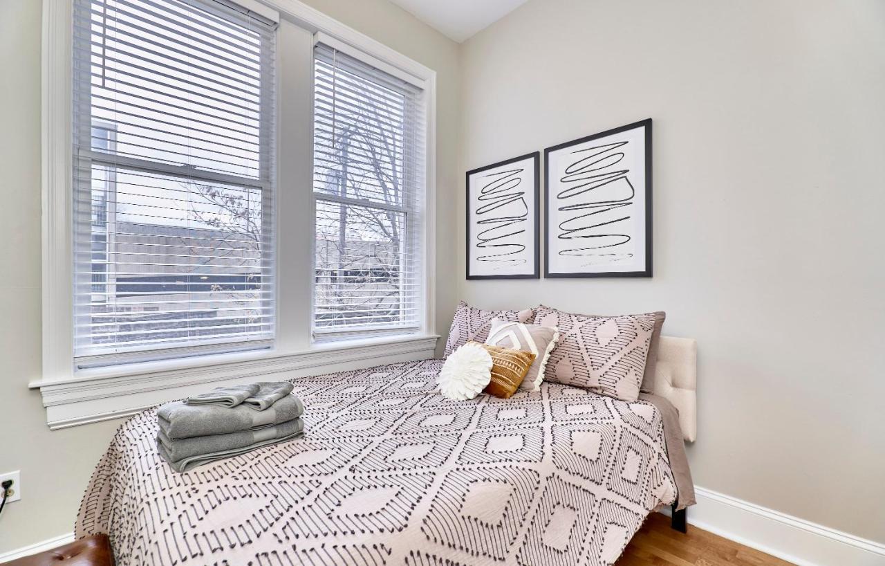 White House At Grand Central Tower Grove Bagian luar foto