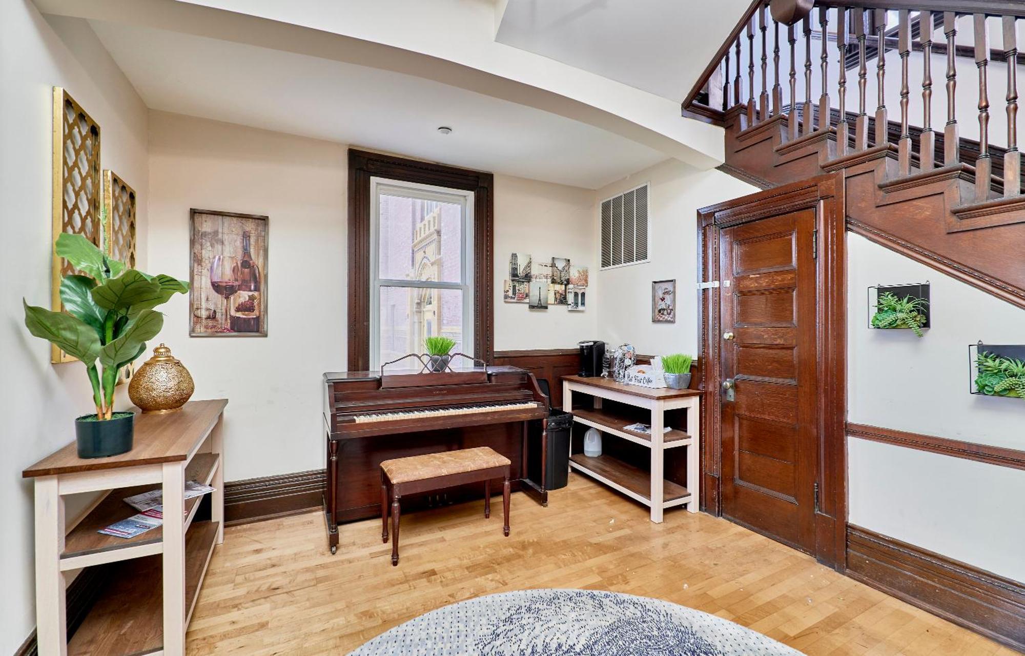 White House At Grand Central Tower Grove Bagian luar foto