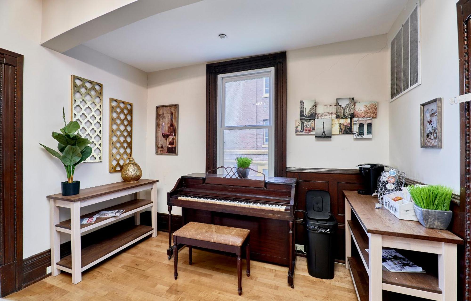 White House At Grand Central Tower Grove Bagian luar foto