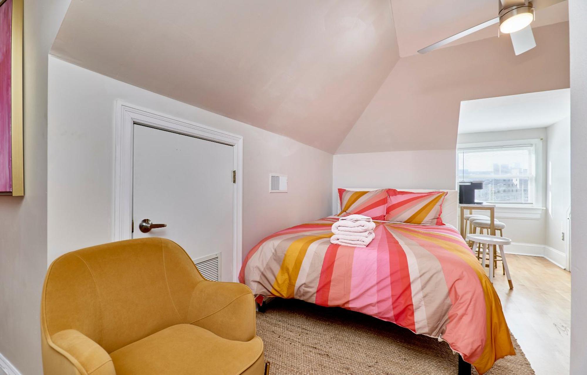 White House At Grand Central Tower Grove Bagian luar foto